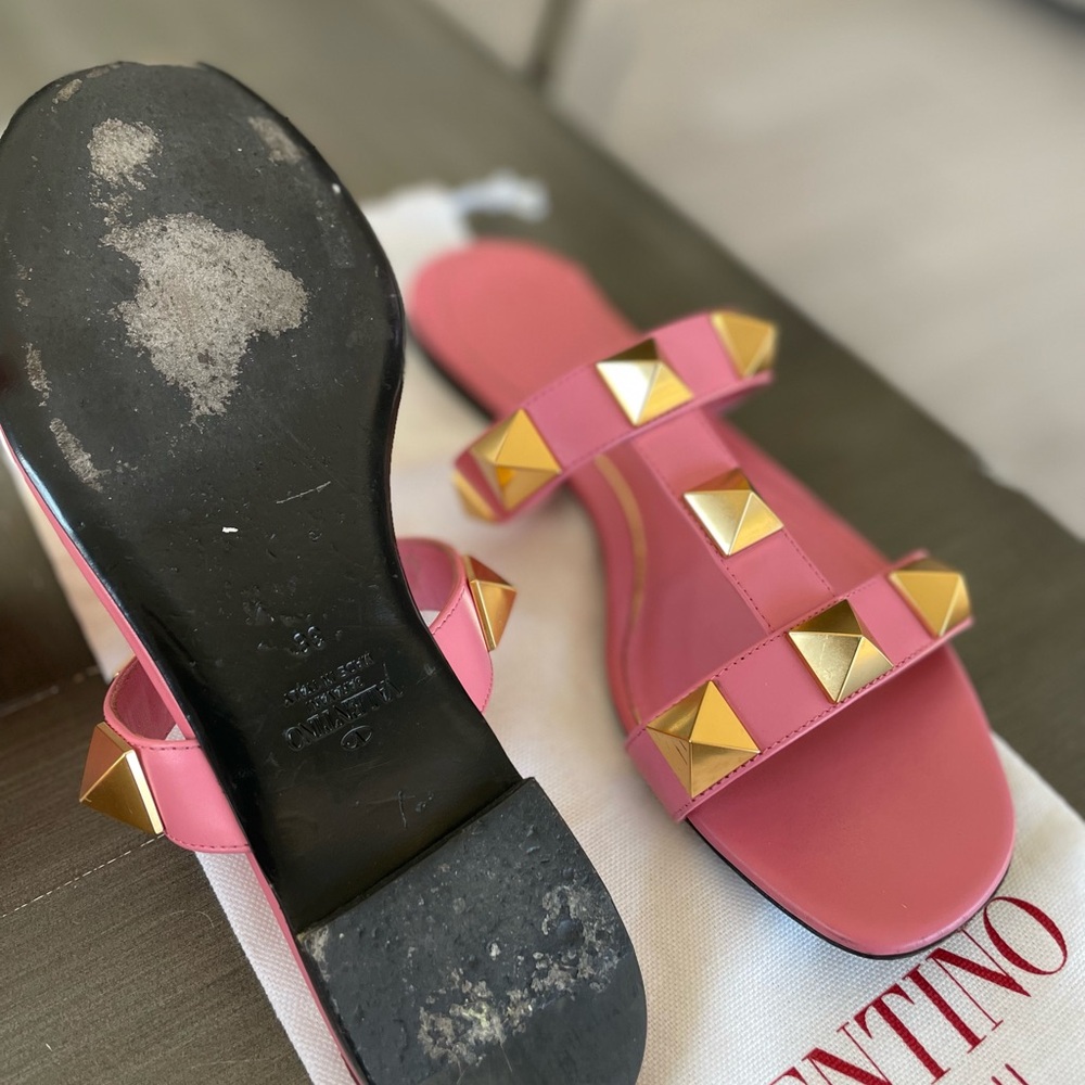 Valentino Garavani Pink Sandals with Gold Studs - Picture 3 of 6